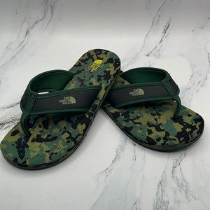 The North Face Kids Camo/Green Flip-Flop Boys Size 2.5